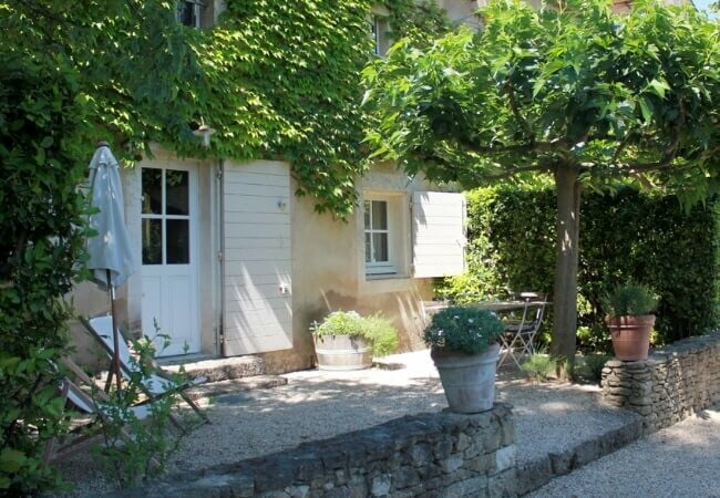 Nos gîtes en plein cœur du Luberon • gite cerisier jardin 2