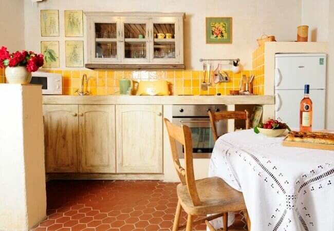 Nos gîtes en plein cœur du Luberon • gite tilleul cuisine